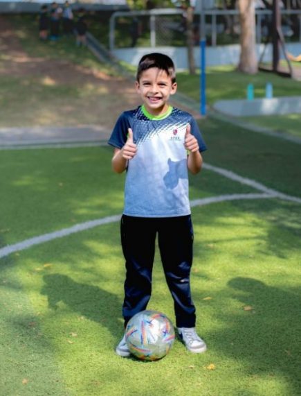 Niño feliz jugando en APDE Las Charcas donde hay Prevención de enfermedades