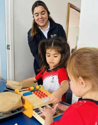 Niñas felices en su clase con su maestra en su colegio que es seguro por la Prevención del bullying en APDE Las Charcas