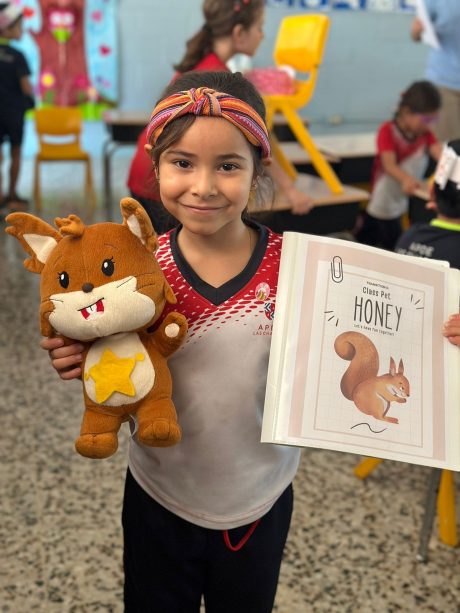 Niña feliz expone un tema en inglés en preprimaria bilingüe Las Charcas