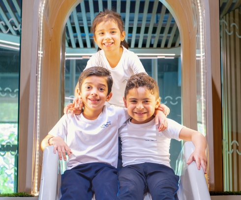 Niños jugando felices juntos con respeto y compañerismo en las instalaciones de Colegio APDE Connections Cayalá