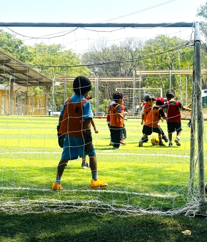 Niños felices jugando fut en APDE Las Charcas donde hay Prevención de enfermedades